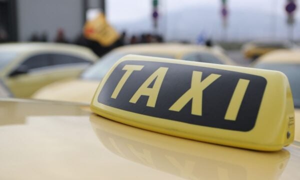 Νέα καταγγελία για οδηγό ταξί: Φέρεται να άρπαξε 800 ευρώ για μια κούρσα – Ερευνάται αν ήταν ο ίδιος που απείλησε οικογένεια τουριστών και πήρε 600 ευρώ