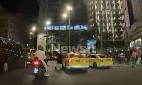Ομόνοια: Άνδρας επιχείρησε να χτυπήσει οδηγό ταξί επειδή τον προσπέρασε