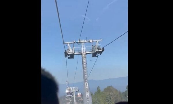 Κολομβία: Επιβάτες εγκλωβίστηκαν σε τελεφερίκ μετά τον σεισμό των 7,4 Ρίχτερ – ΒΙΝΤΕΟ