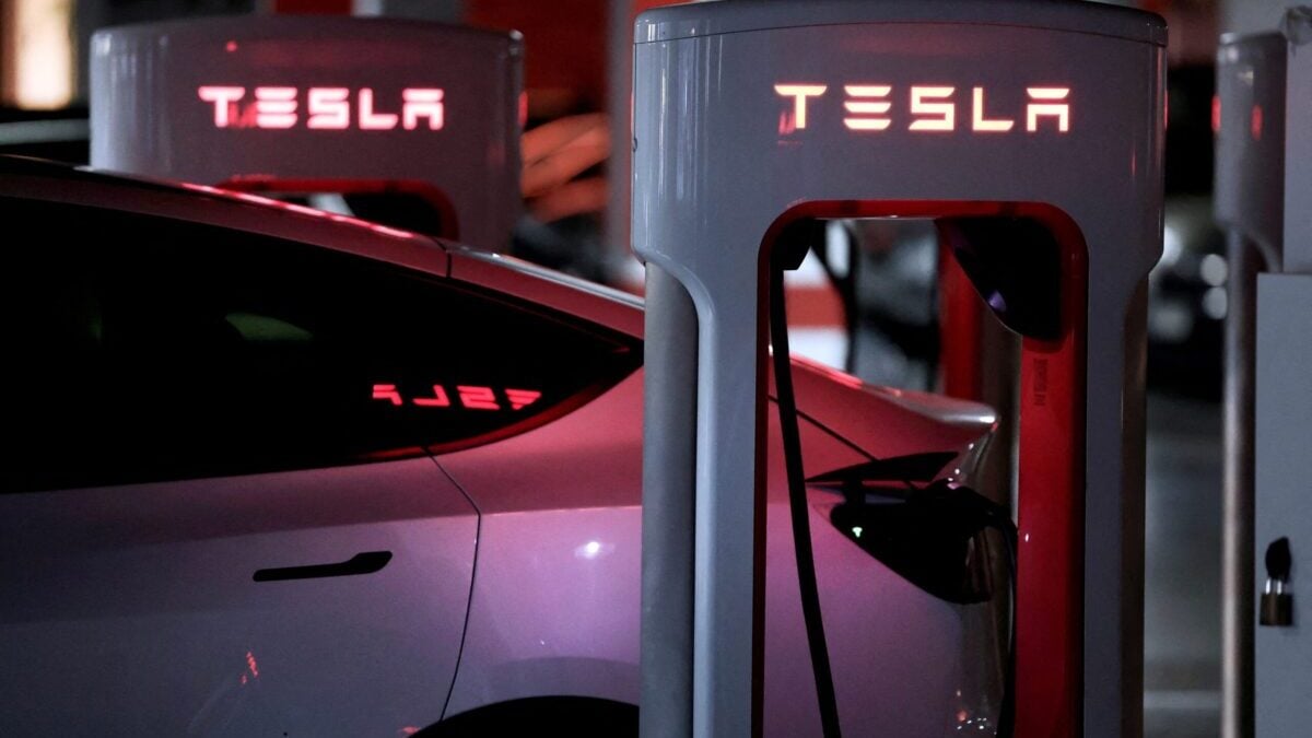 Tesla: Μετρά ήδη 8 χρόνια στην Ελλάδα – Τα μεγέθη του 2025 1 Tesla: Μετρά ήδη 8 χρόνια στην Ελλάδα – Τα μεγέθη του 2025
