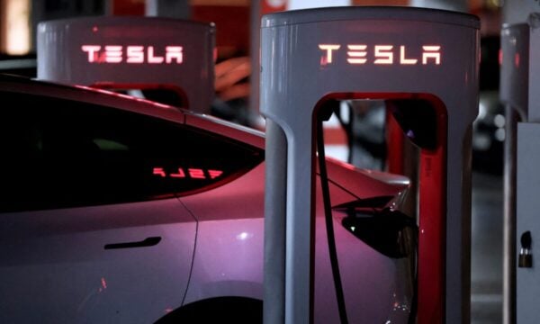 Tesla: Μετρά ήδη 8 χρόνια στην Ελλάδα – Τα μεγέθη του 2025