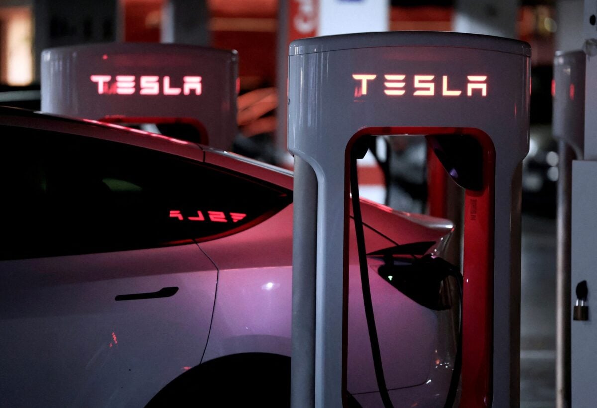 Tesla: Μετρά ήδη 8 χρόνια στην Ελλάδα – Τα μεγέθη του 2025