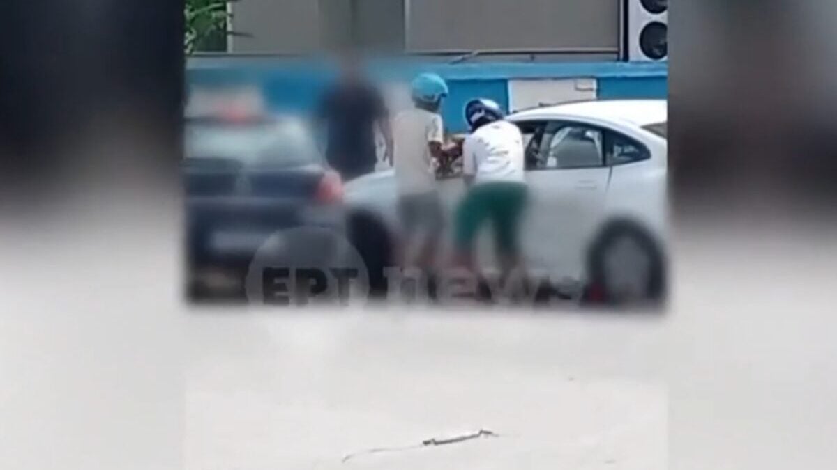 Θεσσαλονίκη: Εμβόλισε αυτοκίνητο στο πεζοδρόμιο, μηχανόβιοι του έσπασαν τα τζάμια – Βίντεο ντοκουμέντο 1 Θεσσαλονίκη: Εμβόλισε αυτοκίνητο στο πεζοδρόμιο, μηχανόβιοι του έσπασαν τα τζάμια – Βίντεο ντοκουμέντο