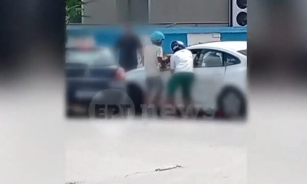 Θεσσαλονίκη: Εμβόλισε αυτοκίνητο στο πεζοδρόμιο, μηχανόβιοι του έσπασαν τα τζάμια – Βίντεο ντοκουμέντο