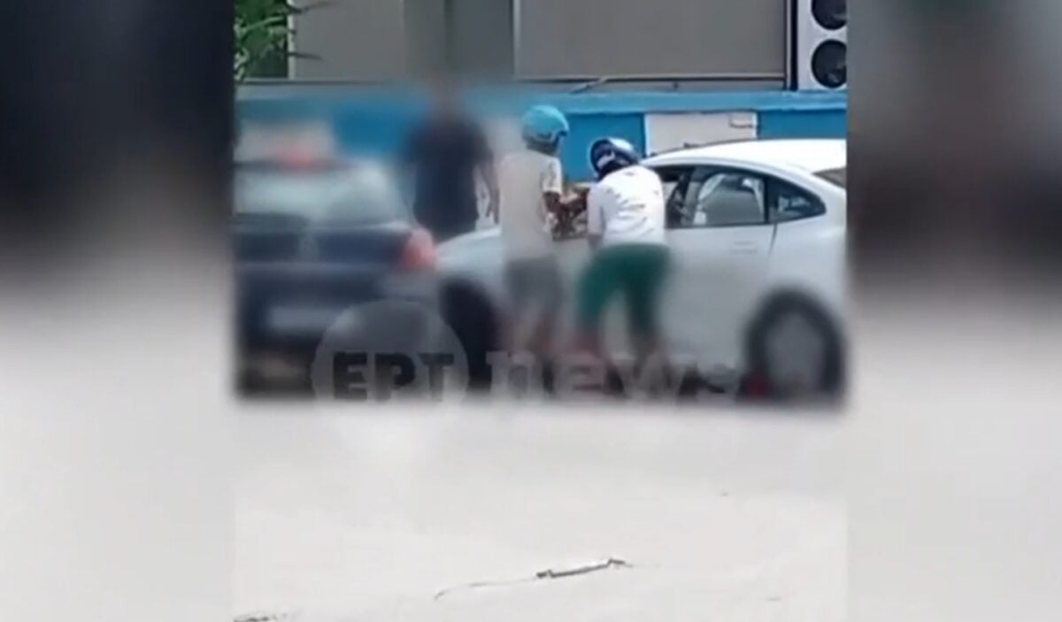 Θεσσαλονίκη: Εμβόλισε αυτοκίνητο στο πεζοδρόμιο, μηχανόβιοι του έσπασαν τα τζάμια – Βίντεο ντοκουμέντο