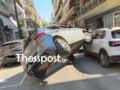 Απίθανο τροχαίο στη Θεσσαλονίκη: Αυτοκίνητο «απογειώθηκε» και «σκαρφάλωσε» σε άλλο παρκαρισμένο