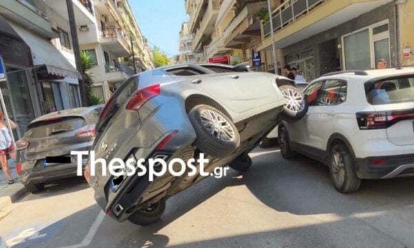 Απίθανο τροχαίο στη Θεσσαλονίκη: Αυτοκίνητο «απογειώθηκε» και «σκαρφάλωσε» σε άλλο παρκαρισμένο
