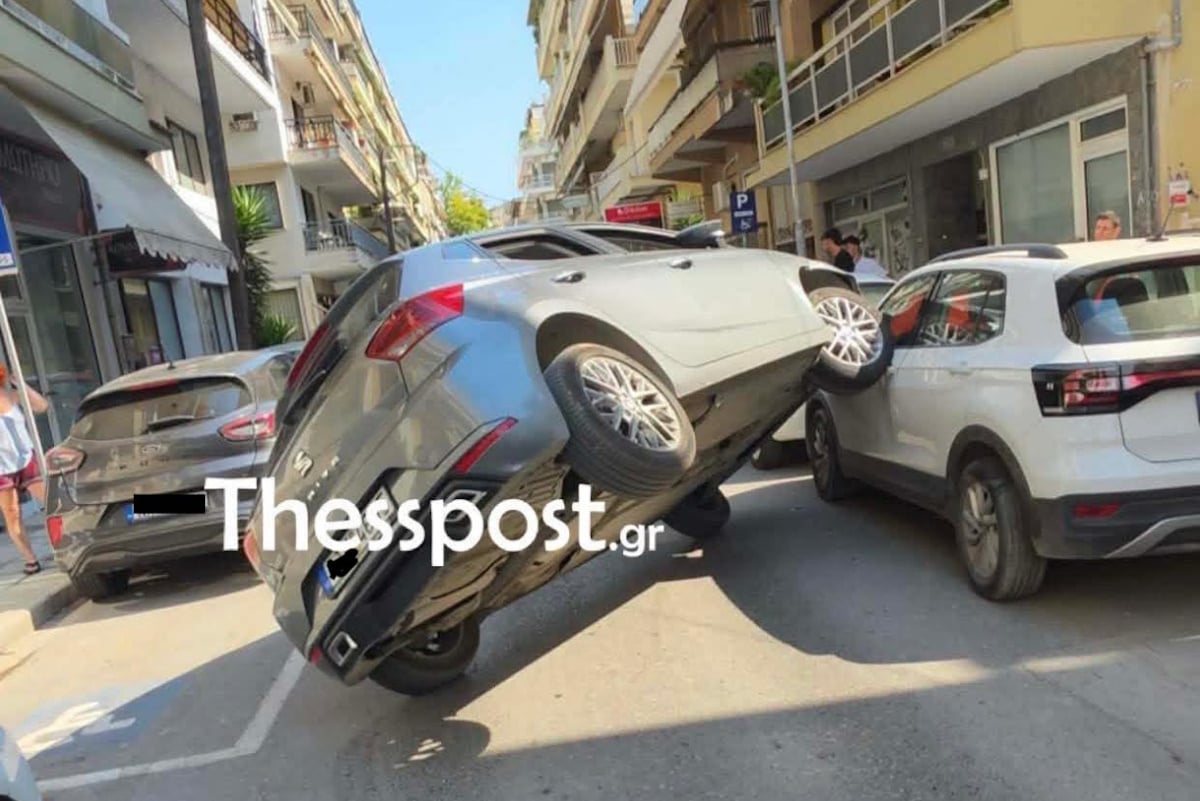 Απίθανο τροχαίο στη Θεσσαλονίκη: Αυτοκίνητο «απογειώθηκε» και «σκαρφάλωσε» σε άλλο παρκαρισμένο