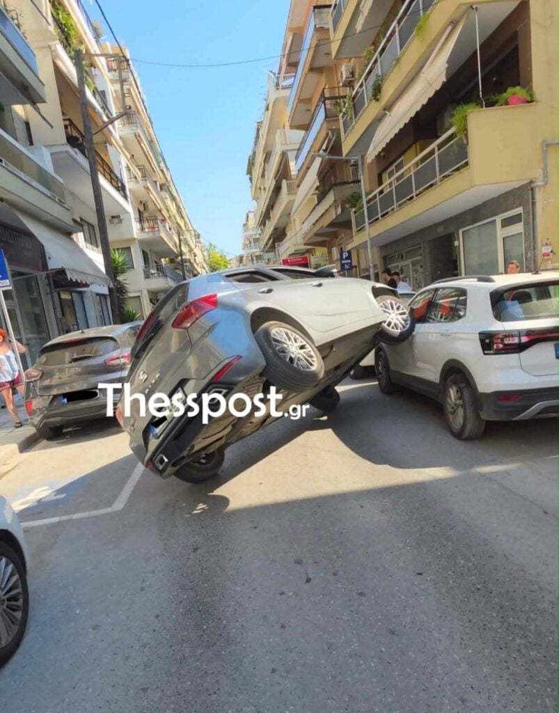 Απίθανο τροχαίο στη Θεσσαλονίκη: Αυτοκίνητο «απογειώθηκε» και «σκαρφάλωσε» σε άλλο παρκαρισμένο 7 Απίθανο τροχαίο στη Θεσσαλονίκη: Αυτοκίνητο «απογειώθηκε» και «σκαρφάλωσε» σε άλλο παρκαρισμένο