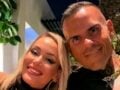 «Θηρίο» στη Μύκονο: σπάνια εμφάνιση με τη σύζυγο και την κόρη του (φωτογραφίες)