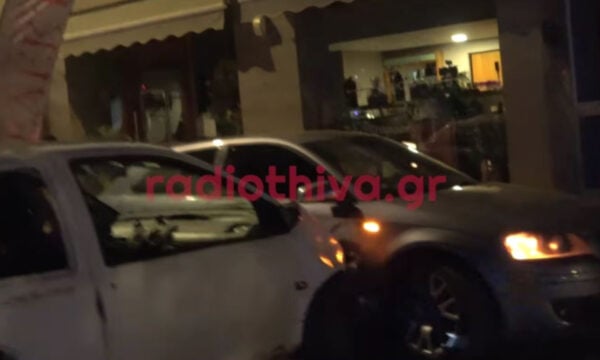 Θήβα: Καβγάς ξέφυγε από κάθε έλεγχο – Άνδρας εμβόλιζε επανειλημμένα παρκαρισμένο αυτοκίνητο