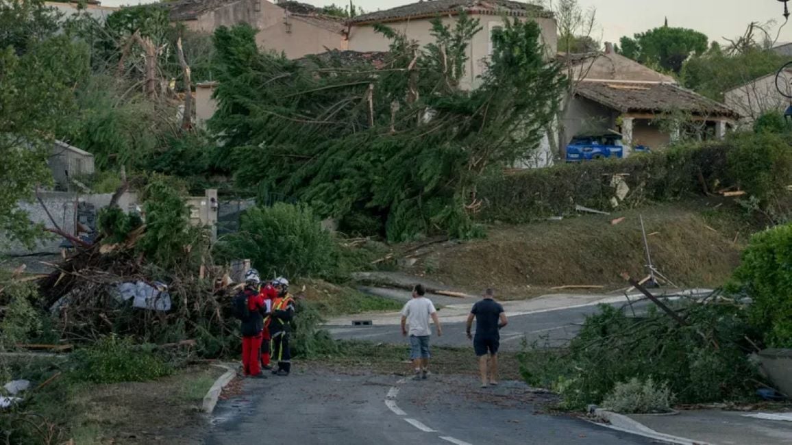 Εικόνες καταστροφής στη Γαλλία: 39 τραυματίες από το πέρασμα του ανεμοστρόβιλου – Βομβαρδισμένο τοπίο το χωριό Πομάς, ζημιές σε 300 σπίτια