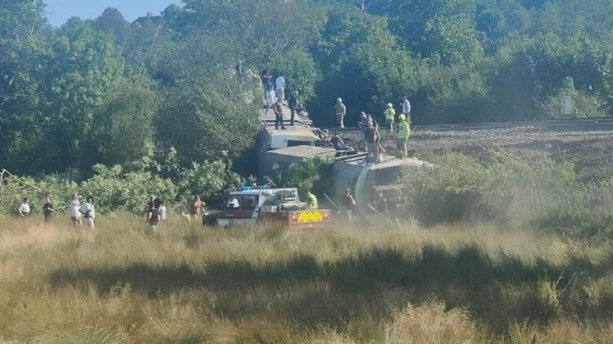 Βρετανία: Τρένο εκτροχιάστηκε στη νότια Αγγλία – Ανατράπηκαν βαγόνια, δεν υπάρχουν σοβαρά τραυματίες 2 Βρετανία: Τρένο εκτροχιάστηκε στη νότια Αγγλία – Ανατράπηκαν βαγόνια, δεν υπάρχουν σοβαρά τραυματίες