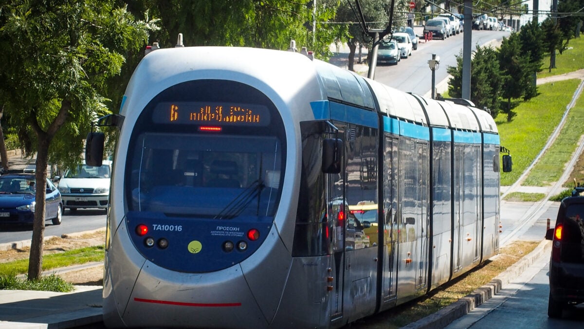 Βούλα: Άνδρας επιτέθηκε με μαχαίρι σε επιβάτη μέσα σε συρμό του τραμ – Καταγγελία των εργαζομένων 1 Βούλα: Άνδρας επιτέθηκε με μαχαίρι σε επιβάτη μέσα σε συρμό του τραμ – Καταγγελία των εργαζομένων