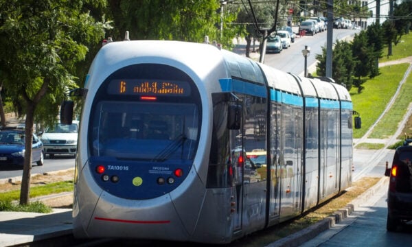 Βούλα: Άνδρας επιτέθηκε με μαχαίρι σε επιβάτη μέσα σε συρμό του τραμ – Καταγγελία των εργαζομένων