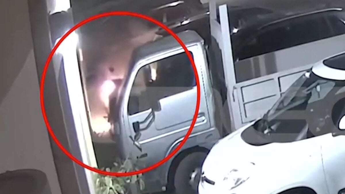 Τροιζήνα: Καρέ καρέ η στιγμή που ο 40χρονος βάζει φωτιά σε μηχανή για να εκδικηθεί τον ιδιοκτήτη – «Δεν θυμάμαι πόσες έχω βάλει» 1 Τροιζήνα: Καρέ καρέ η στιγμή που ο 40χρονος βάζει φωτιά σε μηχανή για να εκδικηθεί τον ιδιοκτήτη – «Δεν θυμάμαι πόσες έχω βάλει»