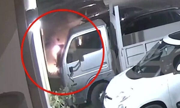 Τροιζήνα: Καρέ καρέ η στιγμή που ο 40χρονος βάζει φωτιά σε μηχανή για να εκδικηθεί τον ιδιοκτήτη – «Δεν θυμάμαι πόσες έχω βάλει»