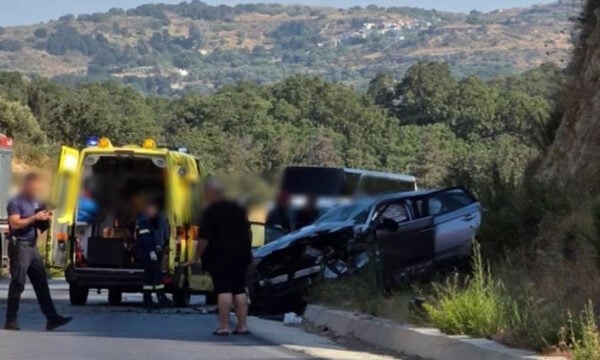 Σοβαρό τροχαίο στο Ρέθυμνο με 5 τραυματίες ανάμεσά τους και παιδιά – Φωτογραφίες από το σημείο