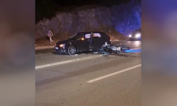 Τροχαίο Αθηνών – Σουνίου: Ο οδηγός παρέσυρε τη μηχανή των αστυνομικών σε αναστροφή – Στο 401 ΣΝ οι δύο τραυματίες