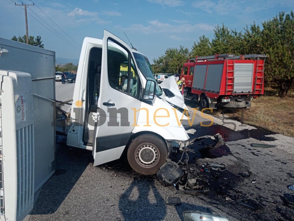 Τροχαίο στις Σέρρες: «Ξαφνικά μου ήρθε το αυτοκίνητο, προσπάθησα να φύγω αριστερά» λέει ο οδηγός φορτηγού 8 Τροχαίο στις Σέρρες: «Ξαφνικά μου ήρθε το αυτοκίνητο, προσπάθησα να φύγω αριστερά» λέει ο οδηγός φορτηγού