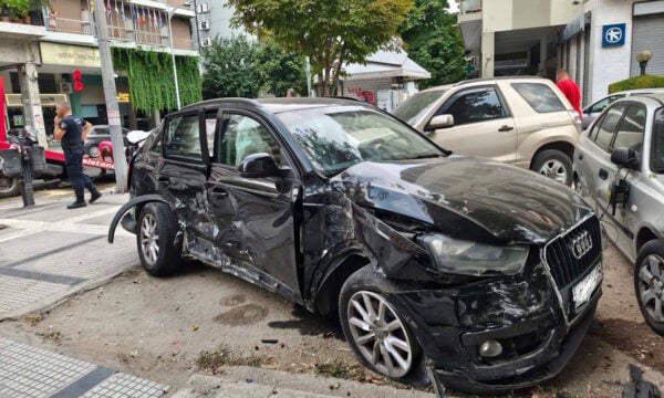 Τροχαίο στη Θεσσαλονίκη: Δύο αυτοκίνητα συγκρούστηκαν και έπεσαν πάνω σε άλλα 6 – 2 τραυματίες στο νοσοκομείο