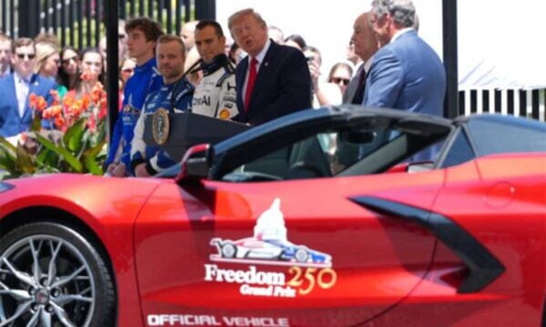 Τραμπ στην εκκίνηση αγώνα IndyCar στην Ουάσινγκτον – Το ξεχωριστό δώρο των οδηγών στη Μελάνια