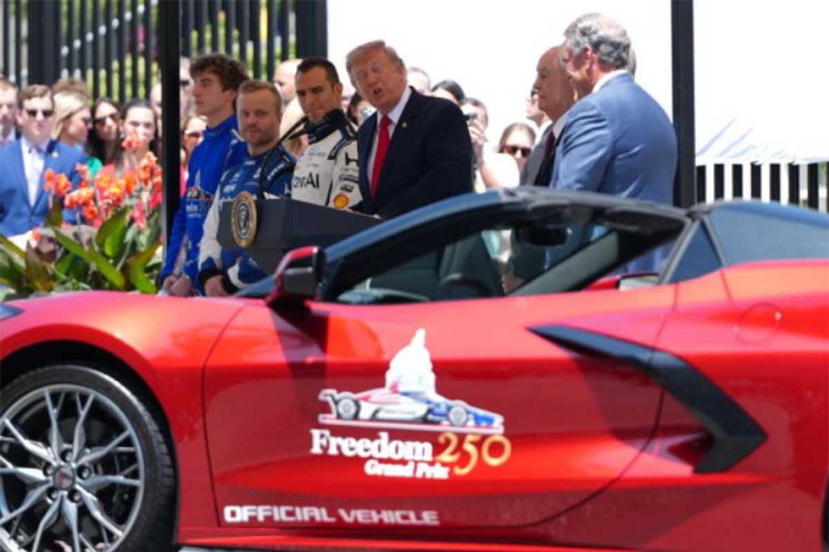 Τραμπ στην εκκίνηση αγώνα IndyCar στην Ουάσινγκτον – Το ξεχωριστό δώρο των οδηγών στη Μελάνια