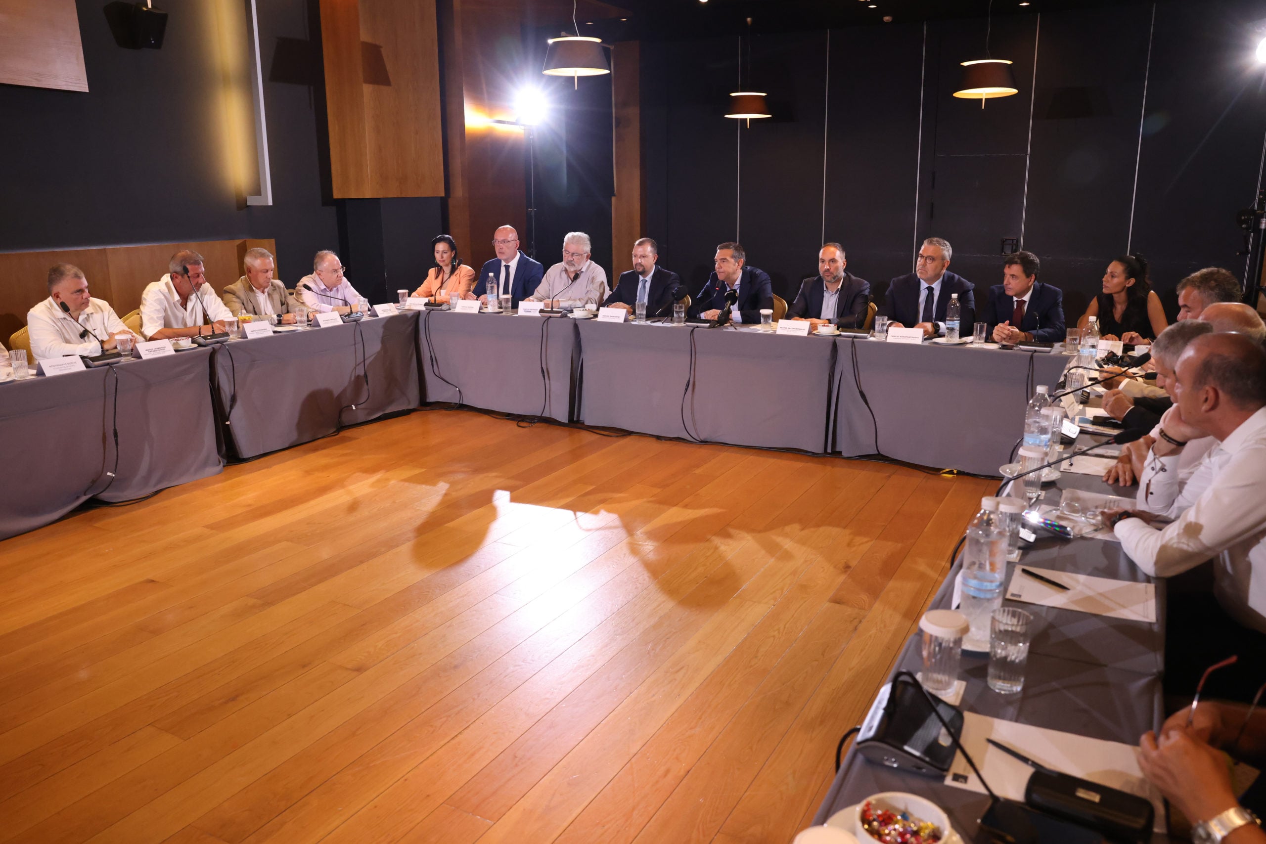 Τσίπρας: Η συσσώρευση ολιγοπωλίων είναι ένα από τα μεγαλύτερα ζητήματα που απασχολούν την αγορά και τη μικρομεσαία επιχειρηματικότητα 9 Τσίπρας: Η συσσώρευση ολιγοπωλίων είναι ένα από τα μεγαλύτερα ζητήματα που απασχολούν την αγορά και τη μικρομεσαία επιχειρηματικότητα
