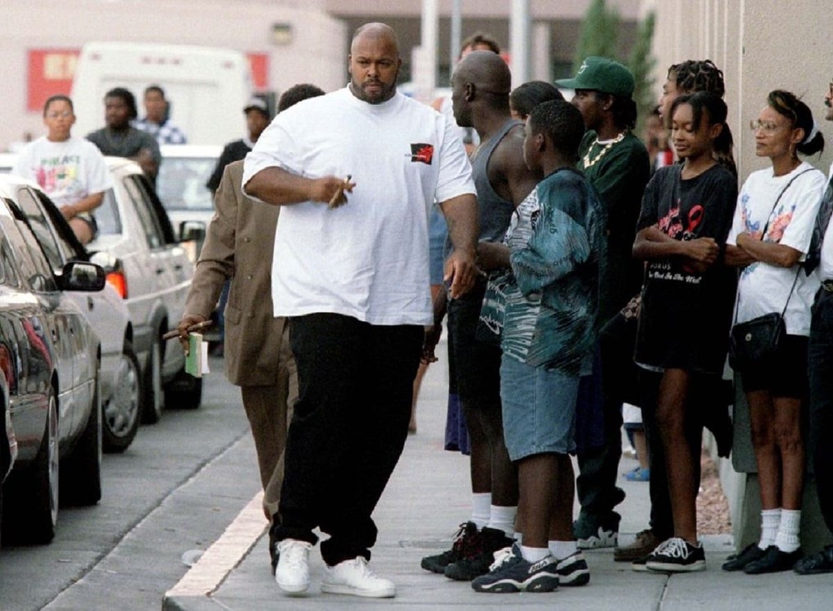 Tupac Shakur: Στο εδώλιο 30 χρόνια μετά ο κατηγορούμενος για τη δολοφονία του ράπερ 16 Ο Marion «Suge» Knight έξω από το University Medical Center στο Λας Βέγκας, μετά την ανακοίνωση του θανάτου του Tupac Shakur, τον Σεπτέμβριο του 1996. Φωτογραφία: Reuters