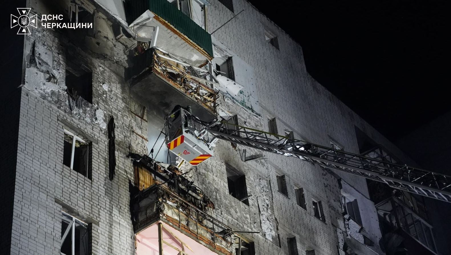 Ρωσία: «Όχι» σε εκεχειρία στη Μαύρη Θάλασσα, κλιμάκωση στην Ουκρανία – Νεκροί μητέρα και 9χρονος από ρωσικά drones 9 Πυροσβέστες επιχειρούν σε πολυκατοικία που υπέστη σοβαρές ζημιές από ρωσικό πλήγμα με drone στη Σμίλα, στην περιφέρεια Τσερκάσι. Σύμφωνα με τον Βολοντίμιρ Ζελένσκι, πέντε άνθρωποι τραυματίστηκαν από την επίθεση. Πηγή: X / @ZelenskyyUa - Κρατική Υπηρεσία Έκτακτης Ανάγκης της Ουκρανίας