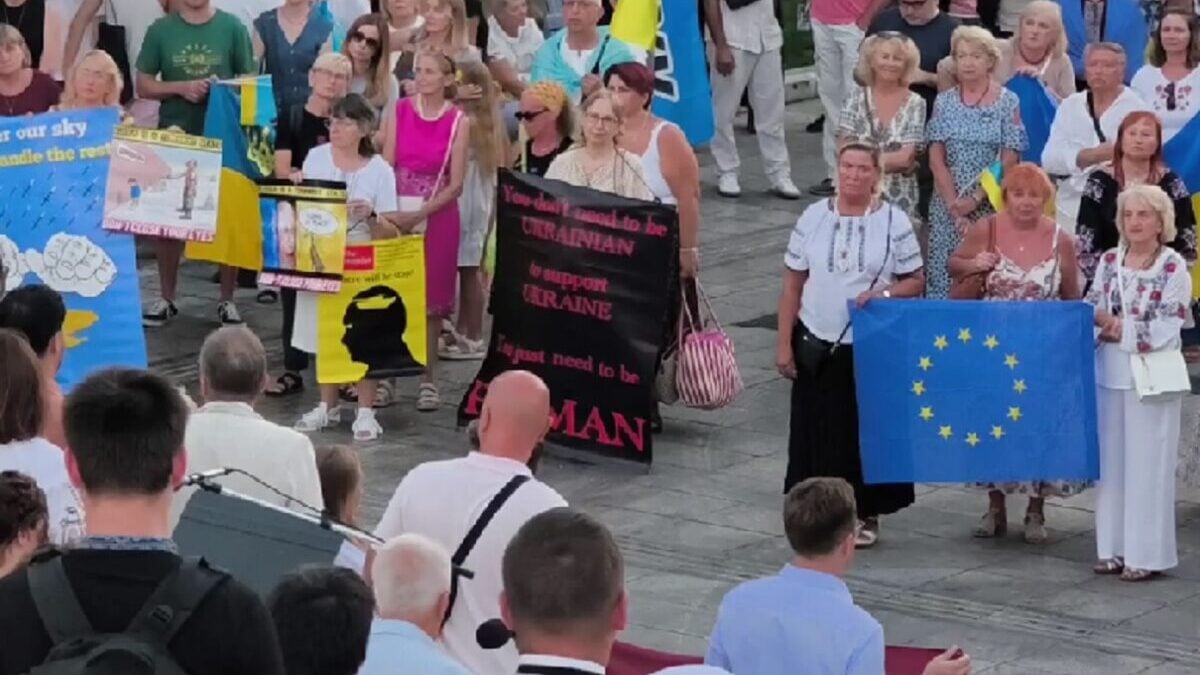 Εκατοντάδες Ουκρανοί στο Σύνταγμα για την Ημέρα Ανεξαρτησίας, τραγούδησαν και τον ελληνικό εθνικό ύμνο 1 Εκατοντάδες Ουκρανοί στο Σύνταγμα για την Ημέρα Ανεξαρτησίας, τραγούδησαν και τον ελληνικό εθνικό ύμνο