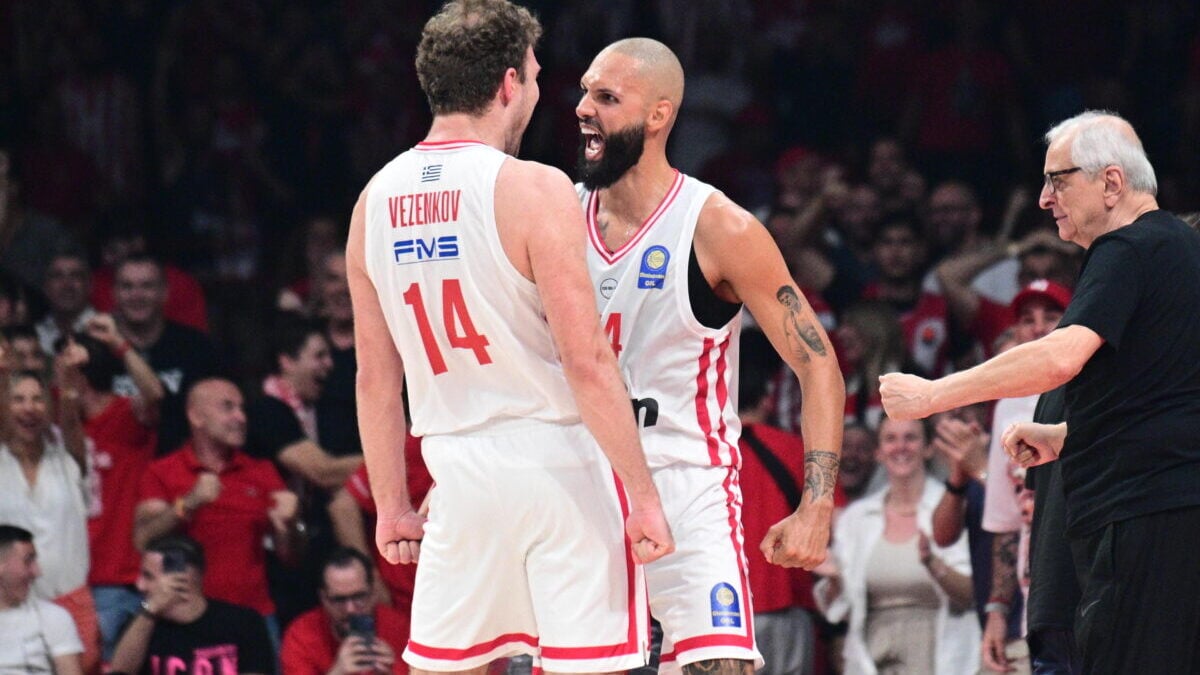 Euroleague: Η σεζόν των Βεζένκοφ και Φουρνιέ με τον Ολυμπιακό, «Μία χρονιά, δύο MVPs» 1 Euroleague: Η σεζόν των Βεζένκοφ και Φουρνιέ με τον Ολυμπιακό, «Μία χρονιά, δύο MVPs»