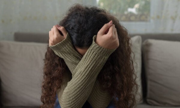Θήβα: 16χρονη κατηγορεί 15χρονο και φίλο του ότι την βίασαν μέσα στο σπίτι της