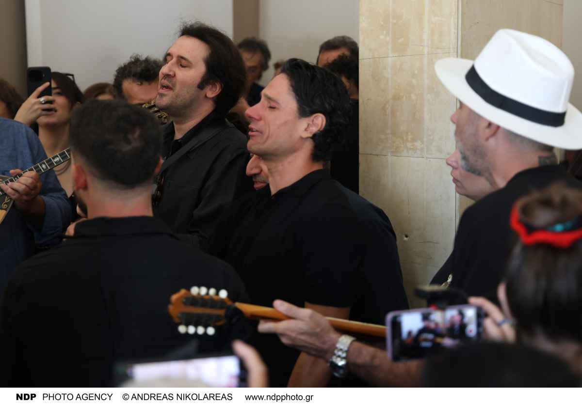 Βλάχος: Στην κηδεία του Καλογερόπουλου – Η στιγμή που σήκωσε το φέρετρο (Φωτογραφίες) 14 Πάνος Βλάχος