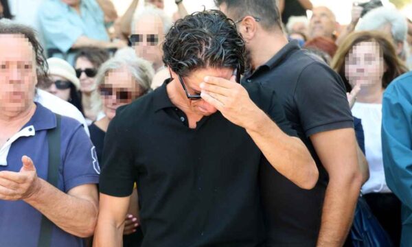 Βλάχος: Στην κηδεία του Καλογερόπουλου – Η στιγμή που σήκωσε το φέρετρο (Φωτογραφίες)