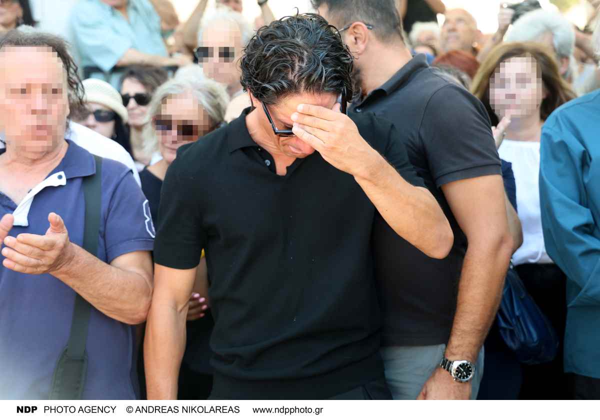 Βλάχος: Στην κηδεία του Καλογερόπουλου – Η στιγμή που σήκωσε το φέρετρο (Φωτογραφίες) 13 Πάνος Βλάχος