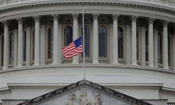 Politico: Γιατί η Ευρώπη δεν μπορεί να ξεφύγει από τις επιπτώσεις του χρέους των ΗΠΑ 40 τρισεκ. δολαρίων;