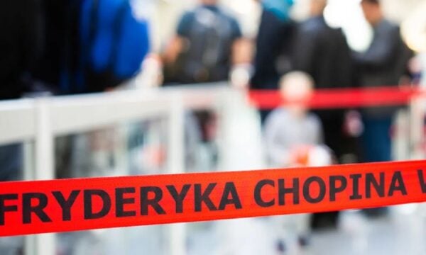 Άνδρας κόλλησε τα αυτιά του για να μοιάζει με τη φωτογραφία ξένου διαβατηρίου και να μπει στην Πολωνία