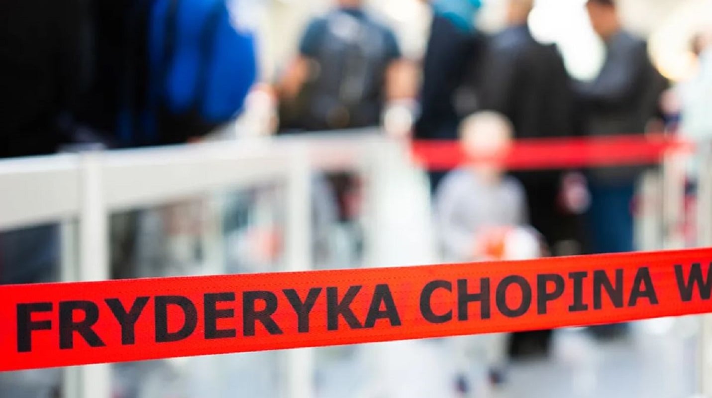 Άνδρας κόλλησε τα αυτιά του για να μοιάζει με φωτογραφία ξένου διαβατηρίου και να μπει στην Πολωνία