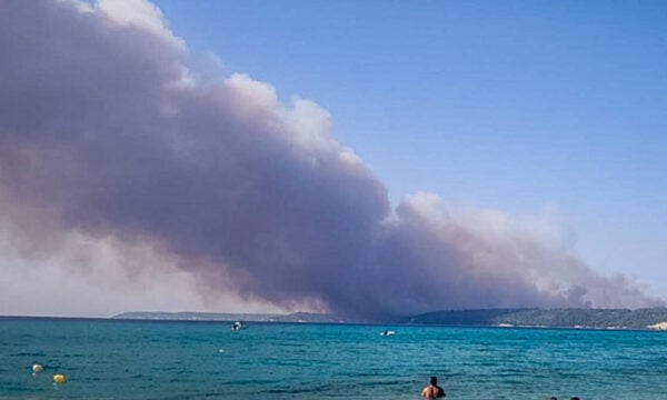 Φωτιά στη Χαλκιδική: Ανεξέλεγκτη η κατάσταση στη Σίβηρη – Στα σπίτια οι φλόγες, εκκενώθηκαν οικισμοί