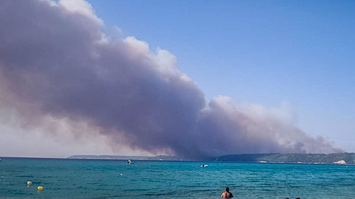 Φωτιά στη Χαλκιδική: Ανεξέλεγκτη η κατάσταση στη Σίβηρη – Στα σπίτια οι φλόγες, εκκενώθηκαν οικισμοί