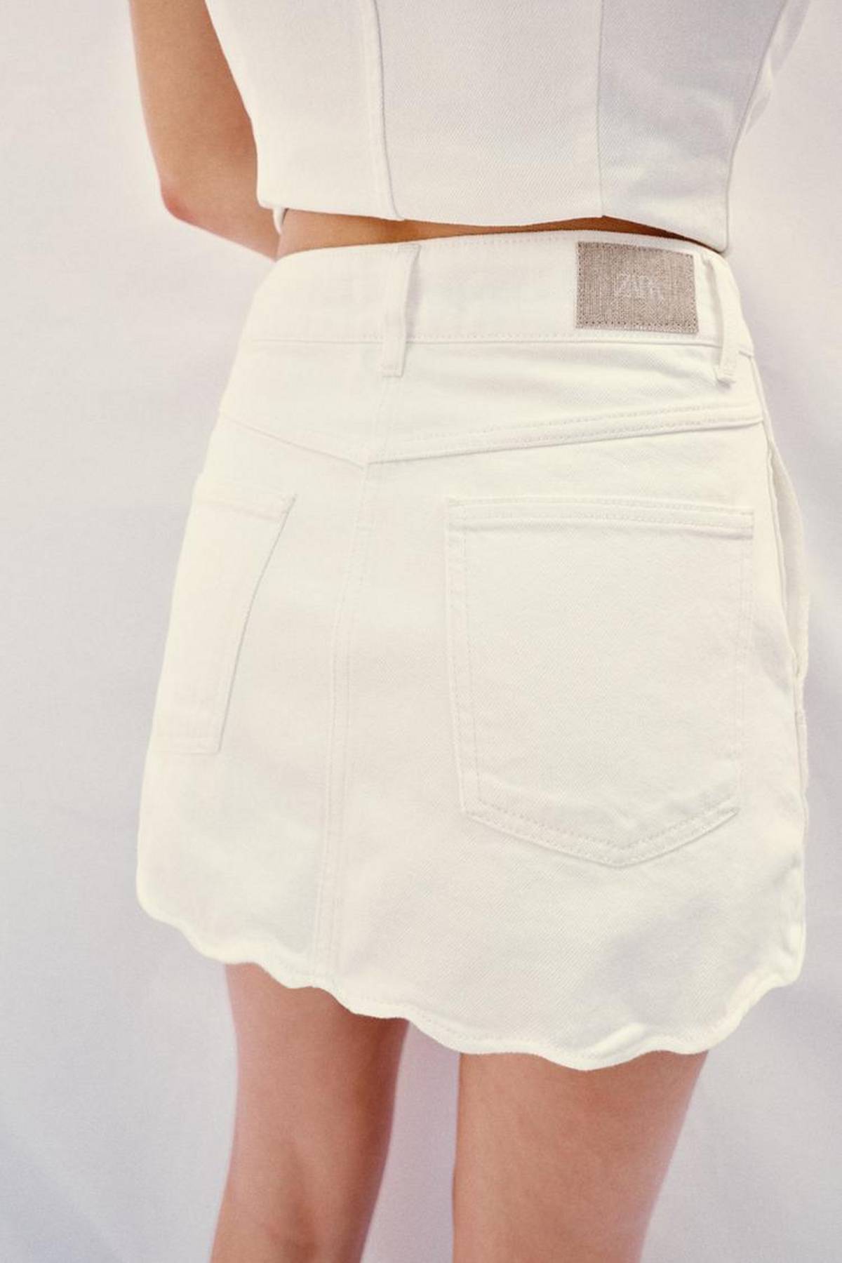Η μίνι φούστα για 50άρες στη Zara κοστίζει 25,95 ευρώ και ξεπουλάει 14 zara φούστα
