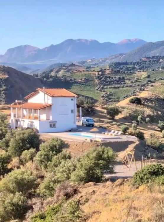 Φωτιά στην Αιγιάλεια: Καταστράφηκε το σπίτι ζευγαριού από τη Βρετανία με 3 παιδιά λίγο πριν μετακομίσουν – Είχαν πουλήσει τα πάντα για να το φτιάξουν 13 φωτιά, Αιγιάλεια, ζευγάρι, σπίτι, Βρετανία