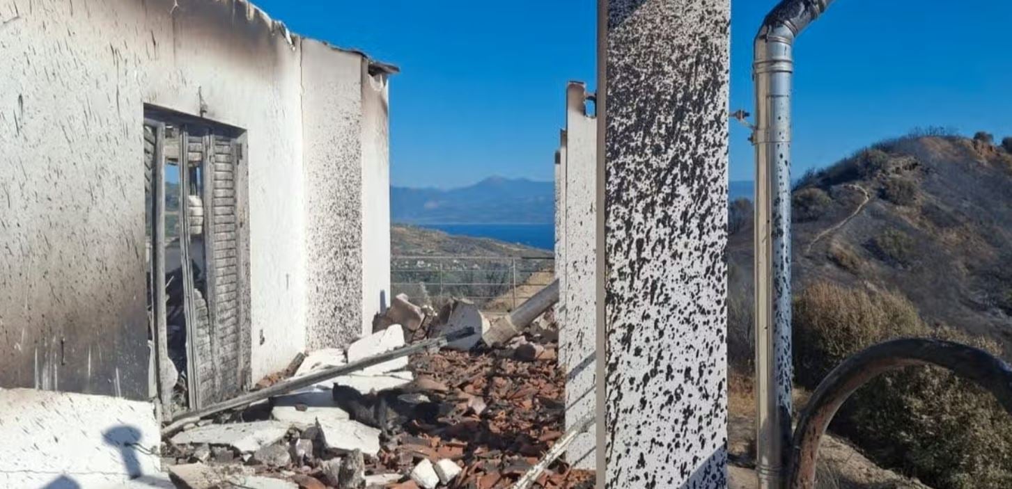 Φωτιά στην Αιγιάλεια: Καταστράφηκε το σπίτι ζευγαριού από τη Βρετανία με 3 παιδιά λίγο πριν μετακομίσουν – Είχαν πουλήσει τα πάντα για να το φτιάξουν 14 φωτιά, Αιγιάλεια, ζευγάρι, σπίτι, Βρετανία