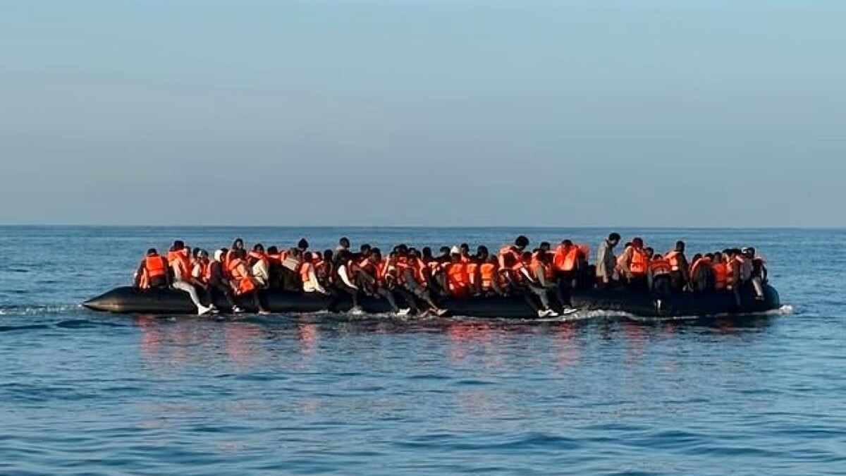 Πυρκαγιά σε σκάφος με μετανάστες στη Μάγχη: Διασώθηκαν 157 άνθρωποι 1 Πυρκαγιά σε σκάφος με μετανάστες στη Μάγχη: Διασώθηκαν 157 άνθρωποι