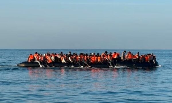 Πυρκαγιά σε σκάφος με μετανάστες στη Μάγχη: Διασώθηκαν 157 άνθρωποι