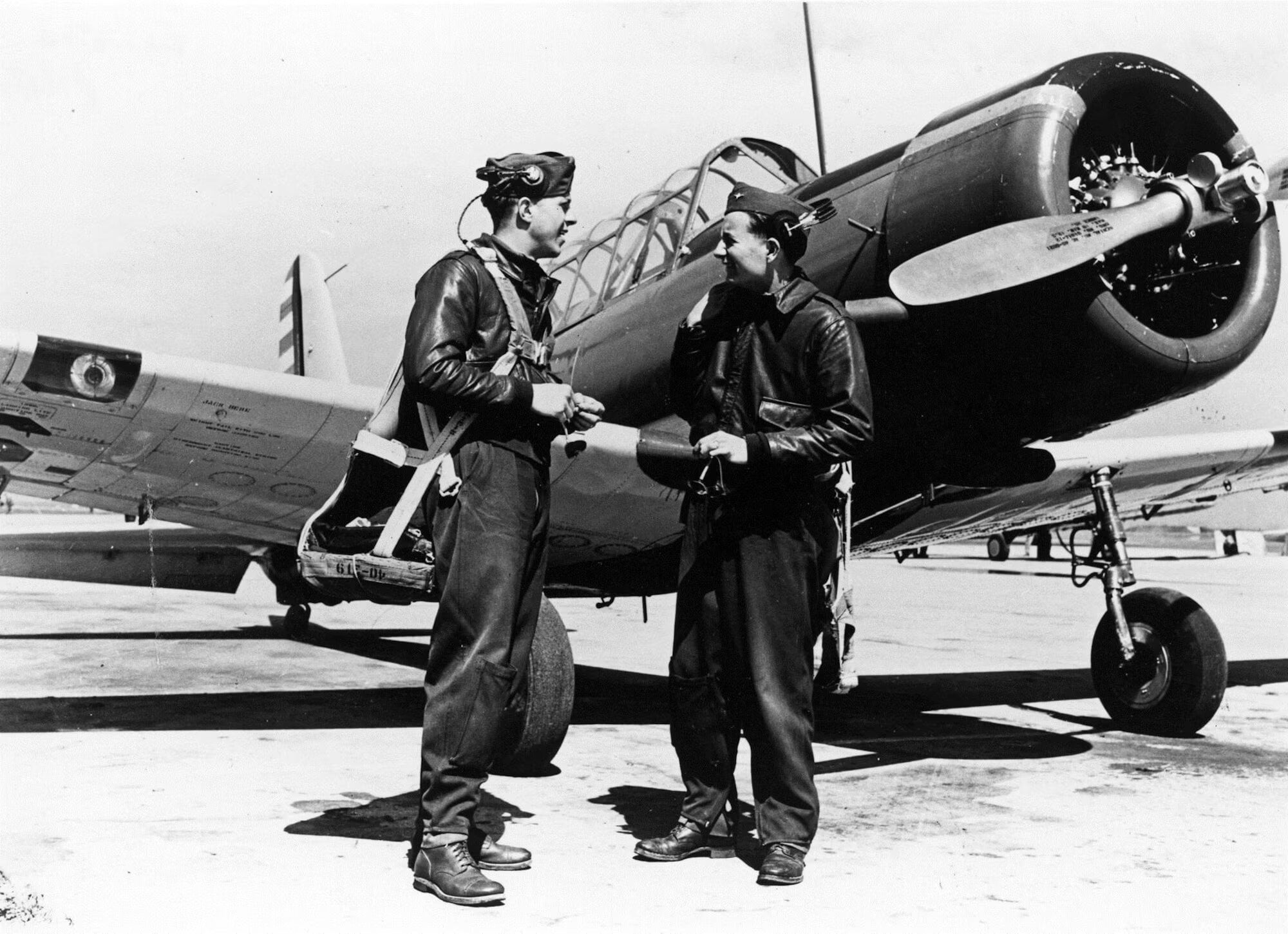 Ίβο Τζίμα, 1945: Σπάνιο στιγμιότυπο με Αμερικανούς πιλότους να κάνουν μασάζ μετά τις αποστολές