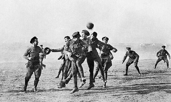 Η ιστορία του πολέμου που σταμάτησε προσωρινά για να παίξουν ποδόσφαιρο τα Χριστούγεννα