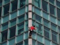 Άντρας σκαρφάλωνε στον ψηλότερο ουρανοξύστη της Ευρώπης χωρίς εξοπλισμό ασφαλείας vid