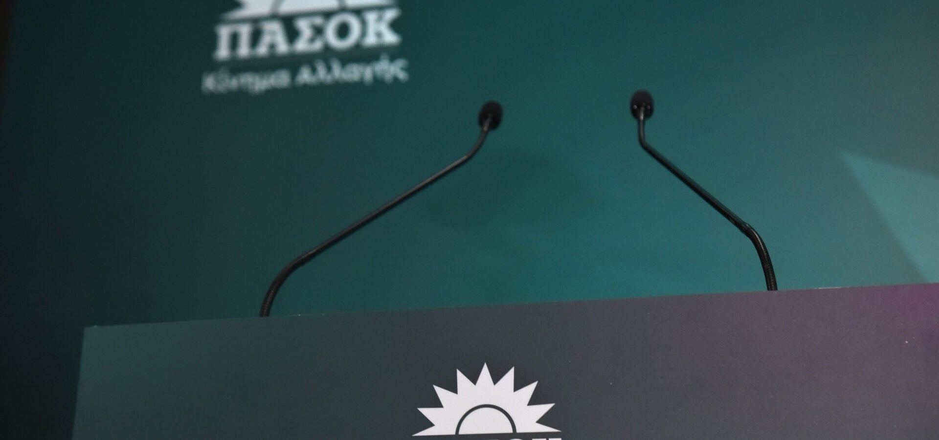 ΠΑΣΟΚ για Τσίπρα: «Επέστρεψε στον τόπο του εγκλήματος με νέες αυταπάτες – Οι πολίτες πλέον γνωρίζουν ποιος ψαρεύει στα θολά νερά χωρίς πυξίδα»